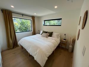 een slaapkamer met een bed en een groot raam bij 2BR, Views, Spacious, Luxury, New Home in Whistler