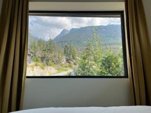 een slaapkamerraam met uitzicht op een berg bij 2BR, Views, Spacious, Luxury, New Home in Whistler