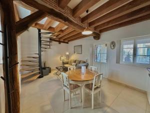 une salle à manger avec une table et des chaises en bois dans l'établissement Maison de vacances Le Raboliot proche de Chambord, à Montlivault 5 autres photos
