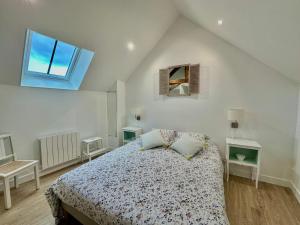 une chambre avec un lit et deux tables et une fenêtre dans l'établissement Maison de vacances Le Raboliot proche de Chambord, à Montlivault