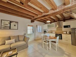 un salon avec un canapé et une table dans l'établissement Maison de vacances Le Raboliot proche de Chambord, à Montlivault