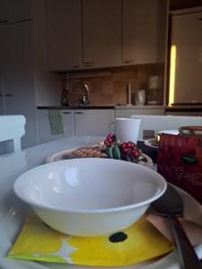 eine weiße Schüssel auf einer Küchentheke in der Unterkunft Hopeaniitty in Huittinen