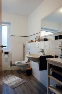 ein Badezimmer mit Waschbecken und Toilette in der Unterkunft Stay at Gardi - Ferienwohnung in Bocholt