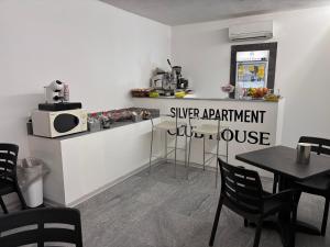 EnvieにあるSilver Up appartamentのカウンターとテーブルと椅子のあるレストラン