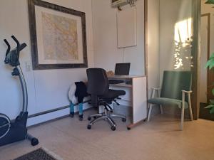 ein Büro mit Stuhl und Schreibtisch mit Laptop in der Unterkunft Hopeaniitty in Huittinen