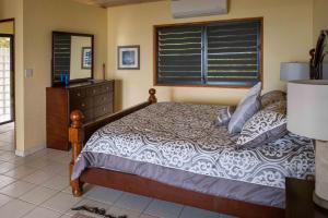 Ένα ή περισσότερα κρεβάτια σε δωμάτιο στο Villa ValMarc Mahoe Bay Virgin Gorda BVI