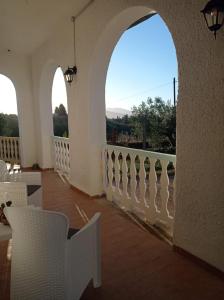 TABERNA ROMANA VILLA OCA b&b في فليتري: بلكونه ذات كراسي بيضاء وسور ابيض