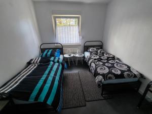 een kamer met twee bedden en een tafel erin bij Mego Unterkünfte 3 in Bönen