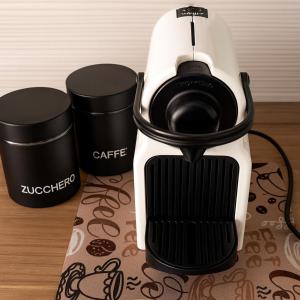 a coffee maker sitting on a table with two cups at La DA MA Shila Winter Escape in Francavilla al Mare