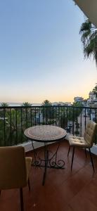 アガディールにあるmarina1のテーブルと椅子と海のあるバルコニー