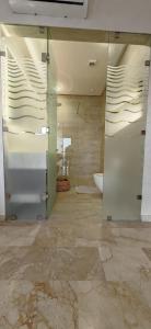 アガディールにあるmarina1のバスルーム(ガラス張りのシャワー、トイレ付)