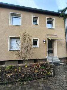 een huis met een boom ervoor bij Mego Unterkünfte 3 in Bönen