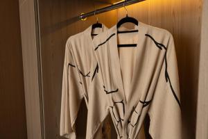 een witte badjas hangend aan een rek in een kast bij Awwa Boutique Hotel in Canggu