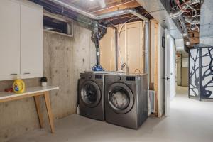 Ảnh trong thư viện ảnh của Board Games, King Bed, Cocoa Bar, & Firewood! ở Calgary