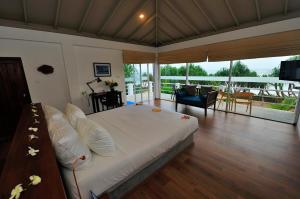 迪克韦勒Soul Wellness and Ayurveda Resort-All Meals and Treatments Included的一间带大床的卧室和一间客厅