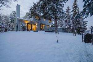 Board Games, King Bed, Cocoa Bar, & Firewood! trong mùa đông