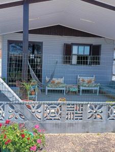 Το κτήριο όπου στεγάζεται  η παραθεριστική κατοικία