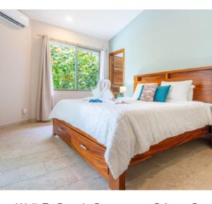 ein Schlafzimmer mit einem großen Bett und einem Fenster in der Unterkunft Mosavi Brother in Skardu