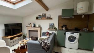 A kitchen or kitchenette at Appartement style chalet proche Cité Carcassonne & lac de la Cavayère