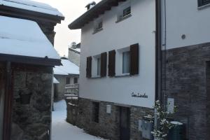 un edificio con nieve en el costado en Casa Liscidini, en Aprica