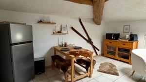 A kitchen or kitchenette at Appartement style chalet proche Cité Carcassonne & lac de la Cavayère