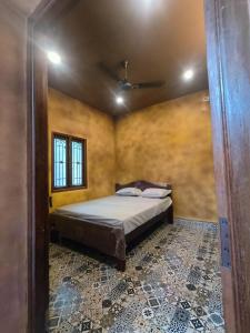 una camera da letto con un letto in una stanza di Sp Queens Garden a Madurai