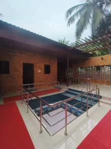 una piscina al centro di un edificio di Sp Queens Garden a Madurai
