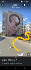 een screenshot van een website met een foto van een gebouw bij Fiald Apartamente New in Bacău