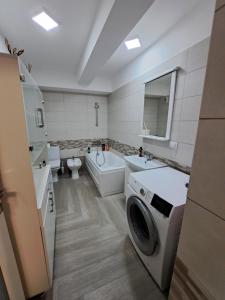een badkamer met een wasmachine bij Fiald Apartamente New in Bacău