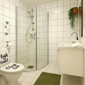 Dali 3 Ultra Central Stavanger City في ستافانغر: حمام مع دش ومرحاض ومغسلة