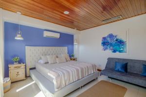 Ένα ή περισσότερα κρεβάτια σε δωμάτιο στο Amplia habitación con vista al mar y baño privado