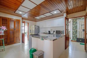 Η κουζίνα ή μικρή κουζίνα στο Amplia habitación con vista al mar y baño privado +30 φωτογραφίες