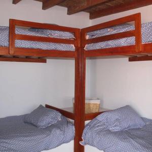una camera con due letti a castello e un letto di Puemape Surf Camp a Puémape Altre 3 foto