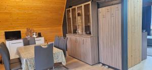 ein Esszimmer mit Tisch und Stühlen in der Unterkunft Dream Chalet in Moisei