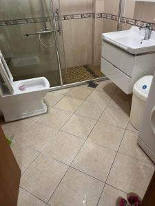 Ένα μπάνιο στο Semitronix möblerat lägenhet i centrala Pej