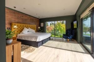 Nor67 Estate في وستر: غرفة نوم بها سرير ونافذة كبيرة