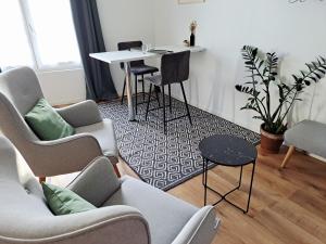 Χώρος καθιστικού στο La porte Bleue - appartement juste rénové - très propre - grand confort - lumineux - calme - centre historique +17 φωτογραφίες