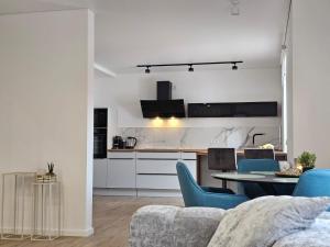 un soggiorno con tavolo e sedie blu di Exklusive Wohnung im Herzen Ramsteins a Ramstein-Miesenbach Altre 12 foto