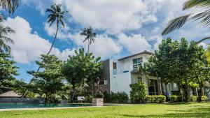 迪克韦勒Soul Wellness and Ayurveda Resort-All Meals and Treatments Included的带游泳池和棕榈树的别墅