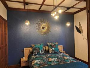 une chambre avec un lit et un miroir au mur dans l'établissement Le rêve au fil de l'eau, à Marmagne