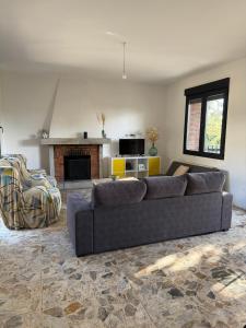 Χώρος καθιστικού στο Villa Rana, con amplio jardín, barbacoa y piscina