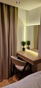 a bedroom with a desk with a chair and a mirror at Apartman La Campanella 2 in Vrnjci