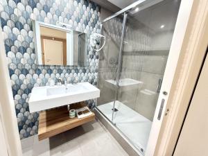 ein Badezimmer mit Waschbecken und Dusche in der Unterkunft B&B Ovidio in Catania + 82 Fotos