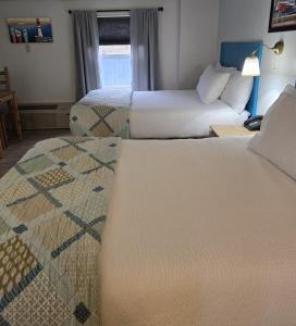 迪格比海风汽车旅馆的有两张床和一扇窗户的酒店房间