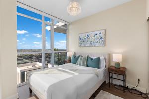 米西索加Ultra Luxurious 2.5 Bedroom 2 Full Bathroom 1 Parking Condo Near SQ1 Striking Views的一间卧室，配有一张大床和一扇大窗户。 更多39张照片