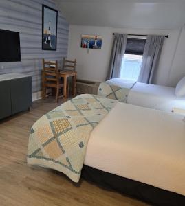 迪格比海风汽车旅馆的有两张床和一台电视的酒店房间