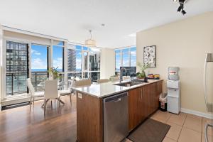 米西索加Ultra Luxurious 2.5 Bedroom 2 Full Bathroom 1 Parking Condo Near SQ1 Striking Views的开放式厨房和享有城市美景的用餐室