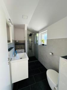 Et badeværelse på Robić Apartments 2