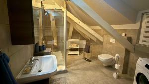 un bagno con lavandino e WC di Kungs Ferienwohnung 2 a Cottbus Altre 11 foto