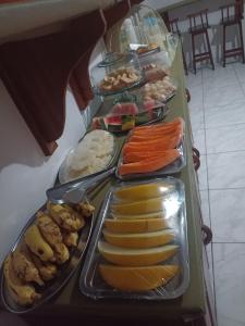 Una línea de buffet con muchos tipos diferentes de comida. en Pousada Jatobá, en Barreirinhas